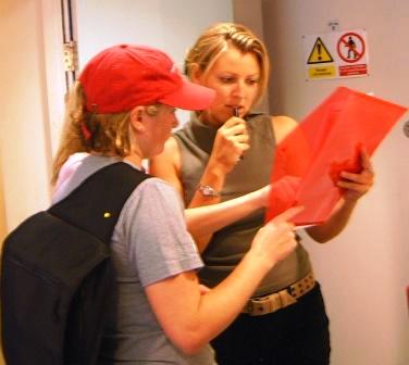 2 girls read a treasure hunt clue.