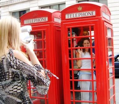 Man and woman complete a challenge on their treasure hunt.