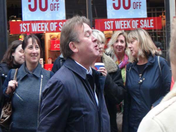 An event manager briefing people at the start of a managed hunt.